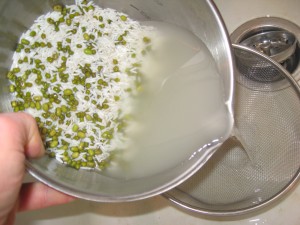 Rinsing the rice and mung beans #2
